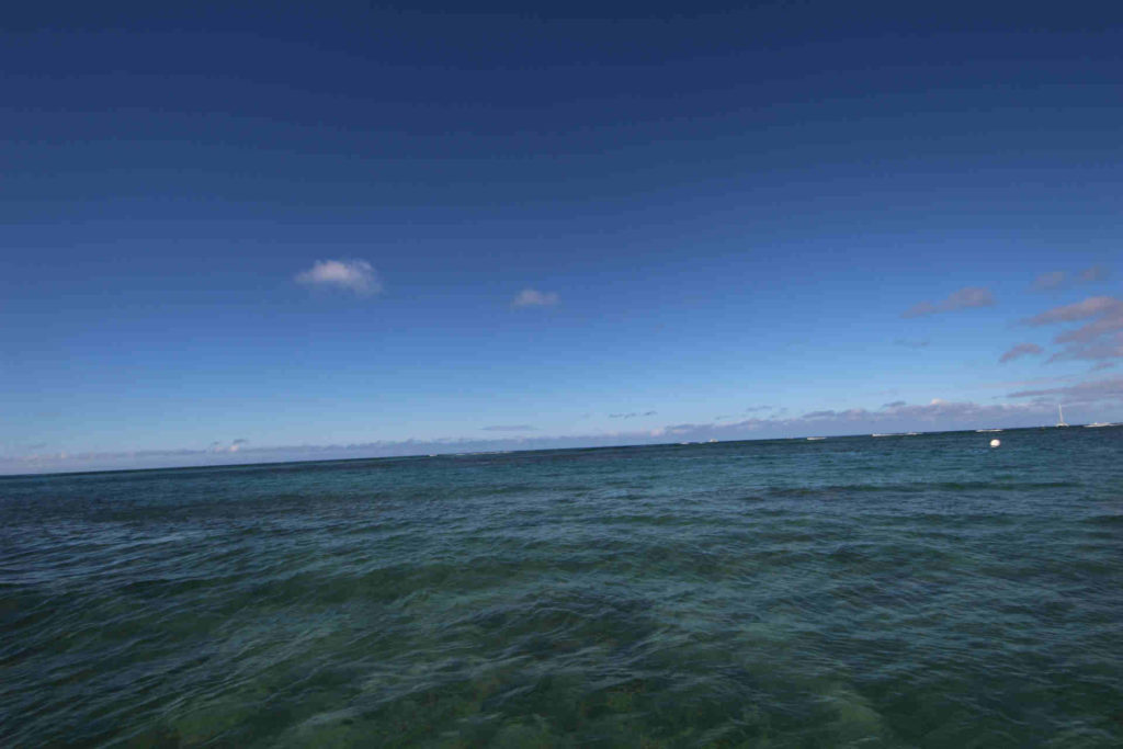 5月のワイキキの海面